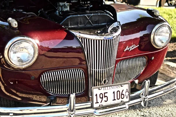 Downers Grove Usa Jun 2019 Högvinkelbild Skinande Maroon Vintage Bil — Stockfoto