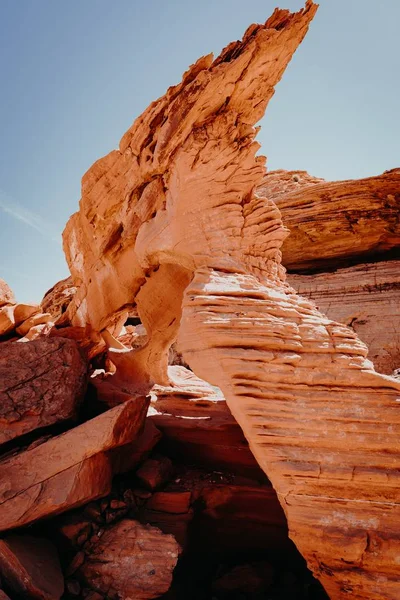 협곡의 붉은 바위들을 수직으로 클로즈업하는 장면 — 스톡 사진