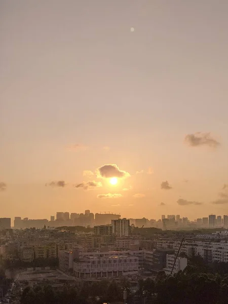 Amplio plano de una ciudad moderna y concurrida con un cielo rosado durante la puesta del sol —  Fotos de Stock