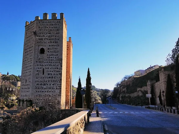 スペインのトレドの道路の隣にある塔の美しいショット — ストック写真