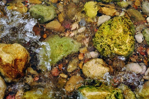 Εναέρια βολή της ακτής καλυμμένη με πολύχρωμα βράχια — Φωτογραφία Αρχείου
