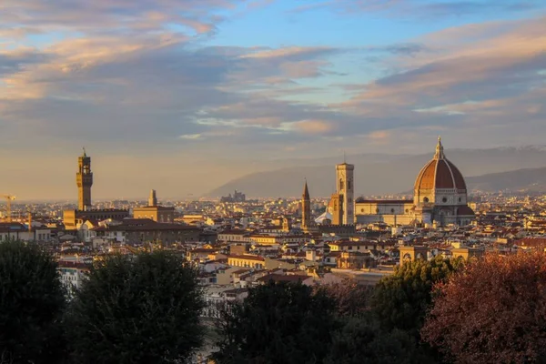 Florencie Město Pokryté Budovami Pod Zataženou Oblohou Během Večera Itálii — Stock fotografie