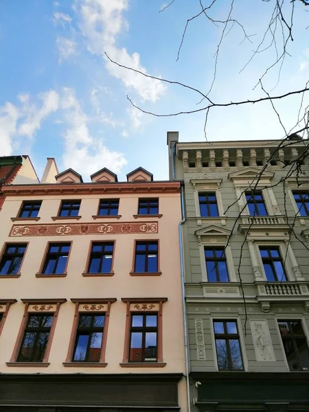 Een Benedenaanzicht Van Gebouwen Een Bewolkte Lucht Achtergrond Warschau Polen — Stockfoto