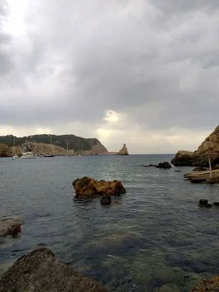 Vertikale Aufnahme des Strandes auf Ibiza vor dem stürmischen Wetter — Stockfoto