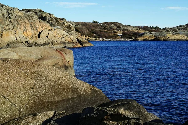 Alto ángulo de tiro de las rocas a orillas de un lago azul en Stavern, Noruega. — Foto de Stock