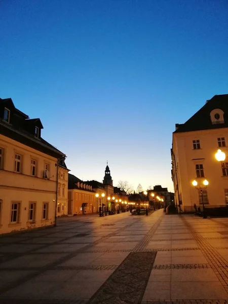Eine Vertikale Aufnahme Der Beleuchteten Abendstraßen Von Jelenia Gra Polen — Stockfoto