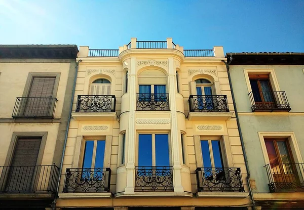 Uma Vista Superior Uma Casa Amarela Dois Andares Alcala Henares — Fotografia de Stock