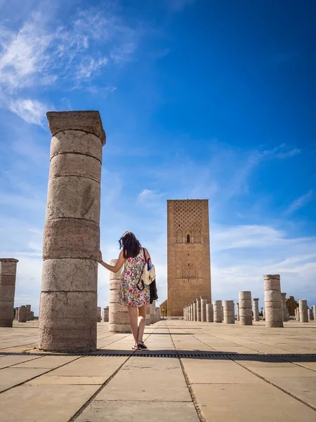 Rabat Fas Tour Hassan Güzel Manzarasının Tadını Çıkaran Bir Kadın — Stok fotoğraf