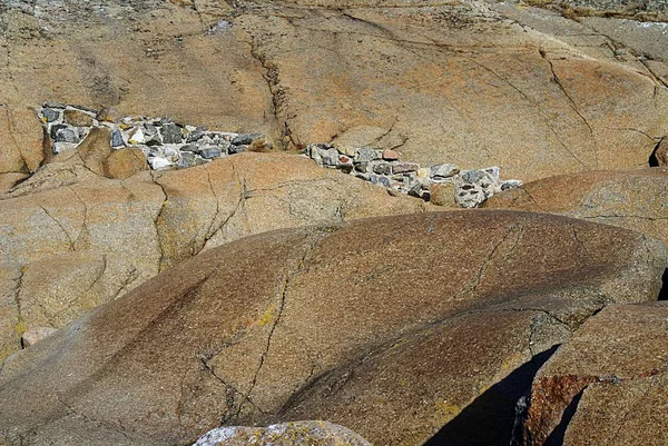 Magas szög közelkép a barna sziklák a strandon Stavern, Norvégia — Stock Fotó