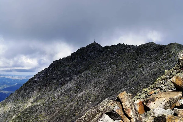 Batu di bawah langit berawan abu-abu di Tuddal Gaustatoppen, Norwegia — Stok Foto