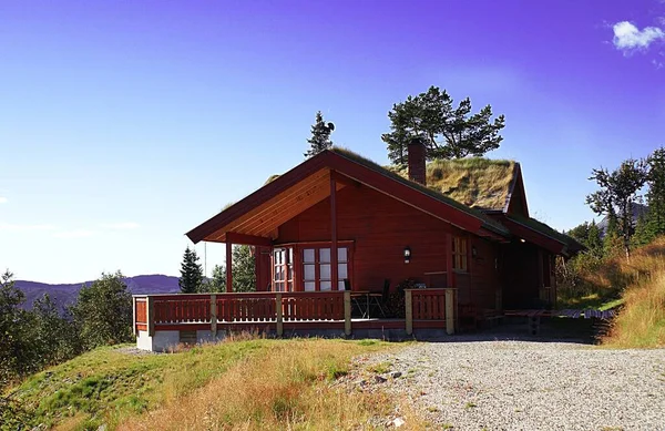 Norwegisches Landhaus in einem wunderschönen grünen Land, umgeben von atemberaubendem Grün in Norwegen — Stockfoto
