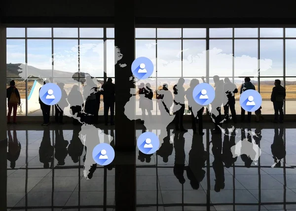 Silueta lidí stojících na letišti s ilustrovaným obrázkem — Stock fotografie