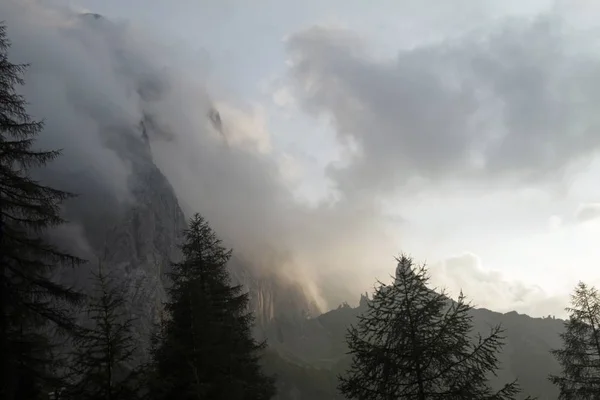 Belo tiro de montanhas nas nuvens — Fotografia de Stock