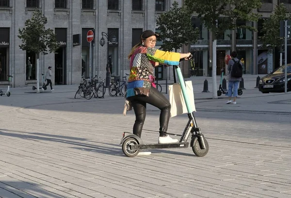 Dsseldorf Alemania 2019 2019 Dsseldorf Alemania Mujer Montando Scooter Centro — Foto de Stock