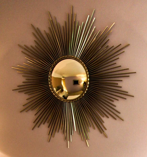 一个金色的阳光设计酒店房间镜子的特写镜头 — 图库照片