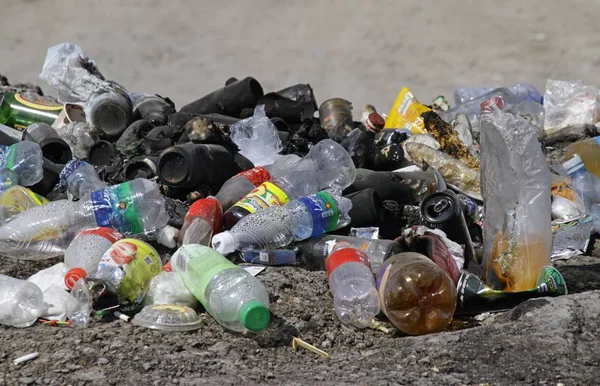 床に空のペットボトルの廃棄物の山の山 — ストック写真