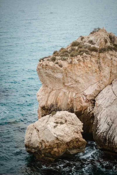 Столбы камня, торчащие из воды днем — стоковое фото