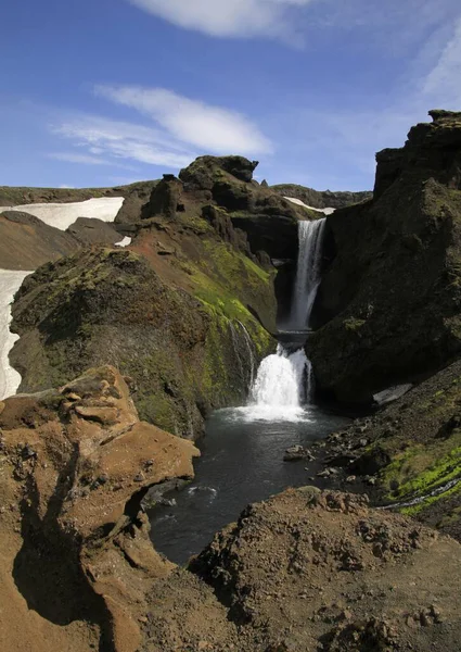 İzlanda 'da gündüz vakti bir şelalenin dikey görüntüsü — Stok fotoğraf
