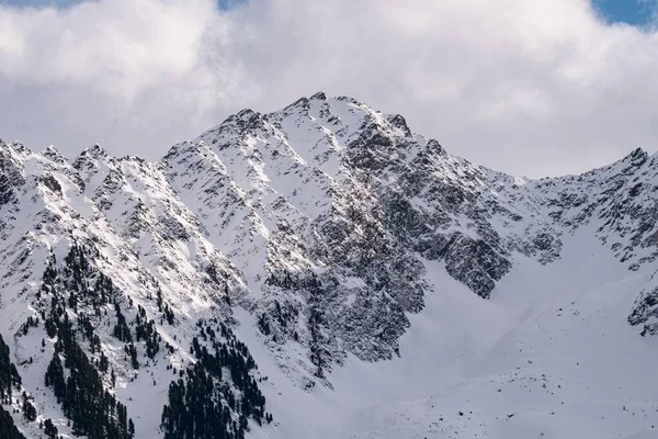 Paysage Montagnes Rocheuses Couvertes Neige Sous Lumière Soleil Ciel Nuageux — Photo