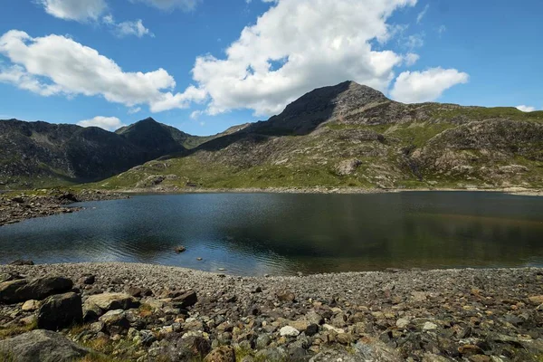 Hermosas vistas de una montaña y un tranquilo lago con un cielo nublado. — Foto de Stock