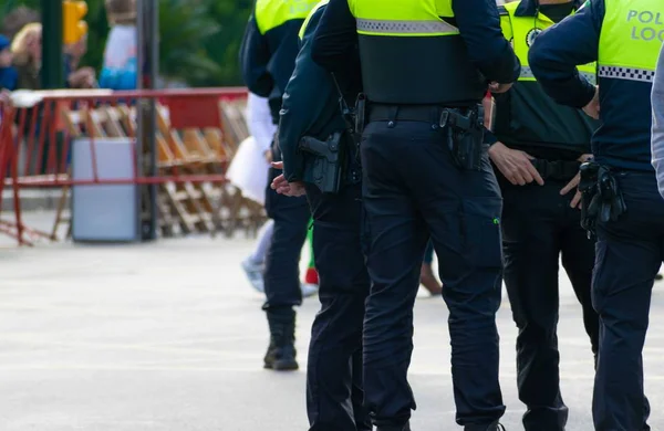 Nízký úhel záběru skupiny ozbrojených policistů stojících na ulici — Stock fotografie