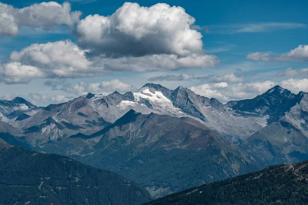 Lélegzetelállító kilátás Olper hegyek és fehér felhők Ausztriában — Stock Fotó