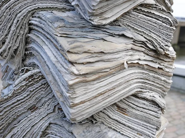 Closeup tiro de uma pilha de papel velho e queimado — Fotografia de Stock