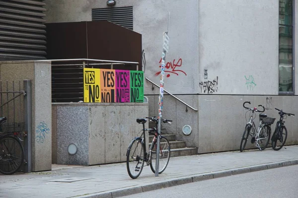 Photographie grand angle d'une bicyclette dans la rue de la ville — Photo