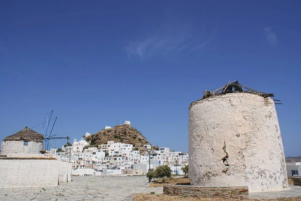 Y edificios blancos en la isla griega de Ios en las Cícladas —  Fotos de Stock