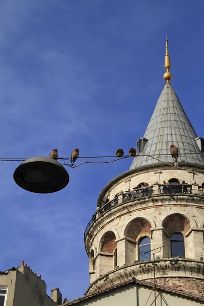 Imagem vertical da Torre Galata na Turquia Europeia durante o dia — Fotografia de Stock