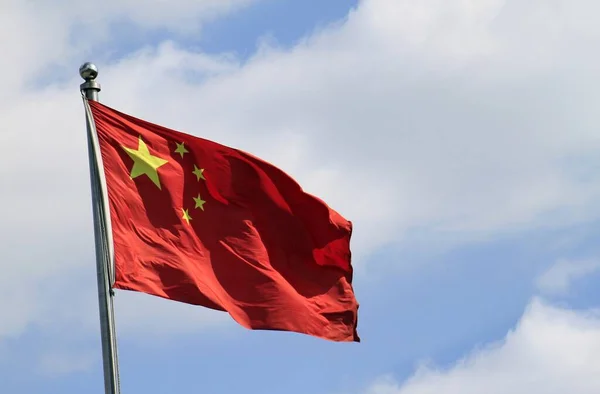 Bandiera cinese attaccata ad un palo sotto un cielo blu nel vento — Foto Stock