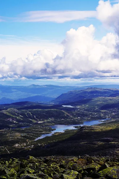 Vista vertical de las colinas bajo el cielo nublado en Tuddal Gaustatoppen, Noruega — Foto de Stock