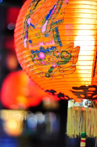 Vertikal närbild bild av en kinesisk lykta med vackra mönster — Stockfoto