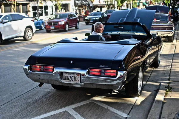 Downers Grove Estados Unidos Jun 2019 Hombre Montando Brillante Coche —  Fotos de Stock