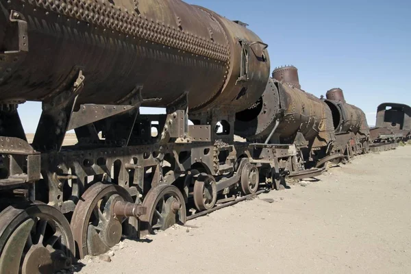 旧的生锈的火车在蓝天下的铁轨上 — 图库照片