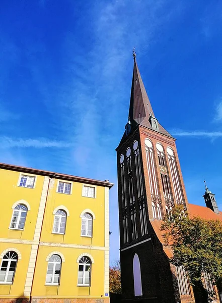 Underbar Bild Gul Byggnad Bredvid Ett Tegelkyrktorn Stargard Polen — Stockfoto