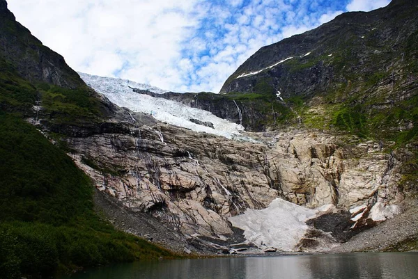 Increíble paisaje montañoso con impresionante naturaleza noruega en Noruega — Foto de Stock