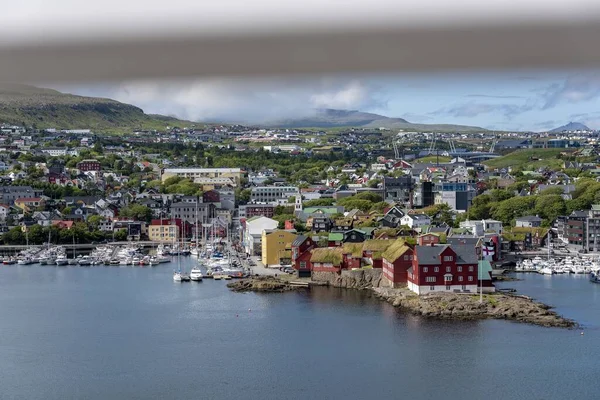 E um porto na costa em Torshavn Faroe Islands — Fotografia de Stock