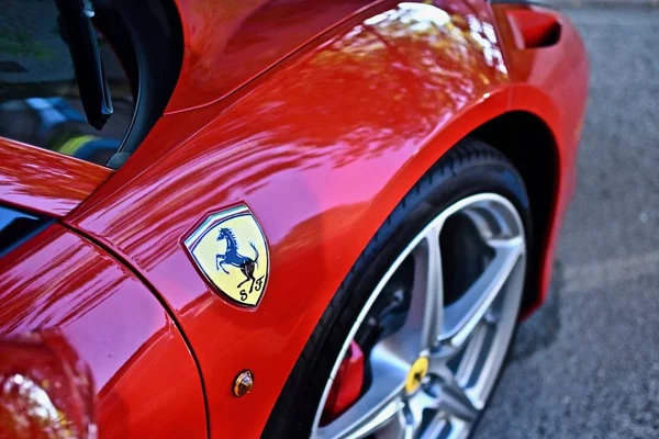 Downers Grove Abd Haziran 2019 Ferrari Araba Logosunun Yüksek Açılı — Stok fotoğraf