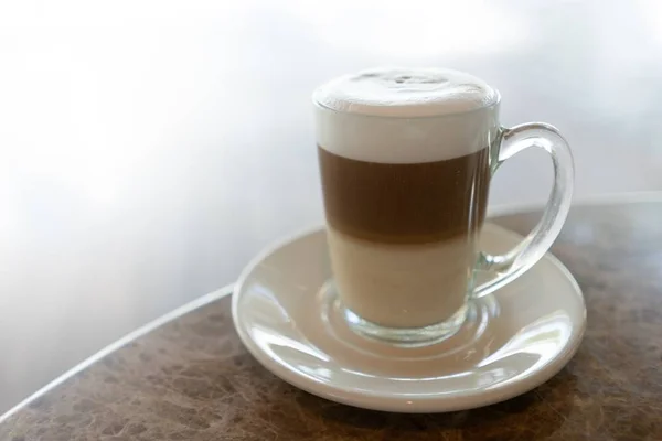 Nahaufnahme Einer Tasse Heißen Latte Auf Dem Tisch — Stockfoto