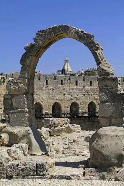 Scatto verticale della Torre di Davide visto attraverso un arco a Gerusalemme — Foto Stock