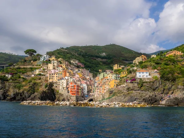 Panoramatický snímek pobřežní vesnice Riomaggiore v Itálii — Stock fotografie