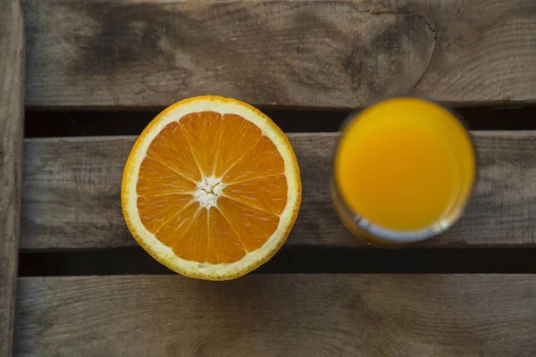 Ein Glas Orangensaft Und Eine Aufgeschnittene Orange Auf Einer Holzkiste — Stockfoto