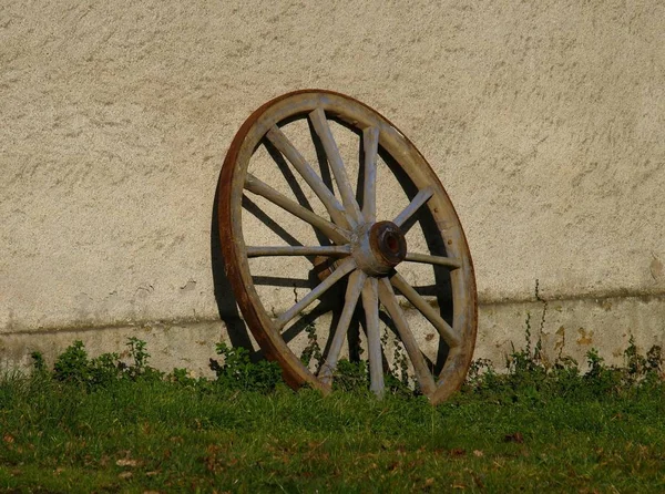 Prachtige opname van een vintage houten wagen wiel — Stockfoto