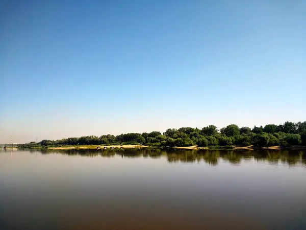 ポーランドのワルシャワの海岸にある湖と鬱蒼とした森の水平線のショット — ストック写真