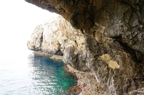 Vista Affascinante Delle Montagne Rocciose Vicino Alla Riva Oceano — Foto Stock