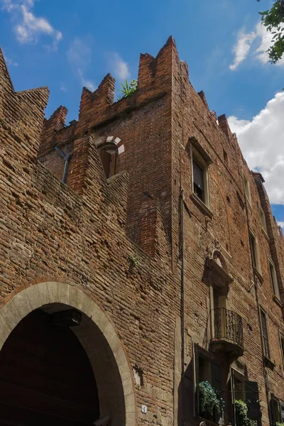 Imagem vertical da casa de Romeu sob a luz do sol e um céu azul em Verona, na Itália — Fotografia de Stock