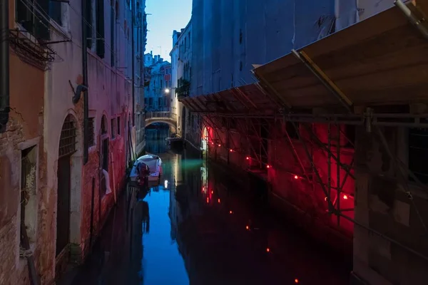 Closeup shot of two buildings next to one between a river in Venice, Italy — Photo