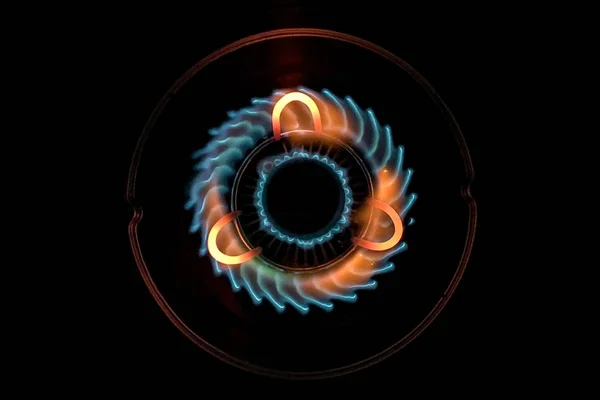Letecký záběr krásného modrozeleného plamene v plynovém sporáku — Stock fotografie