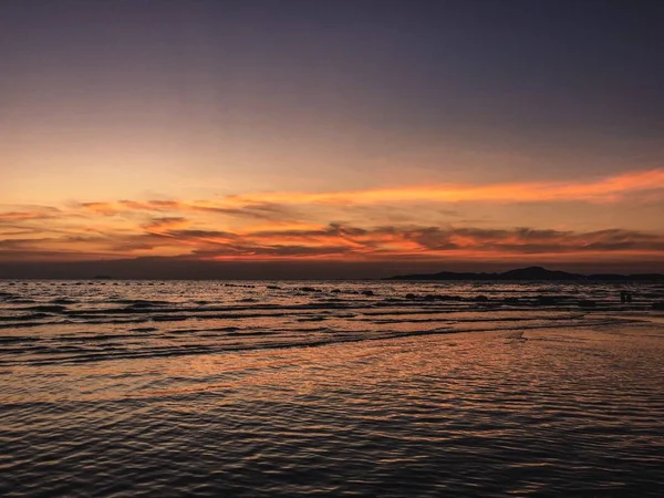 Paisagem do pôr do sol na praia com ondas tranquilas do oceano — Fotografia de Stock